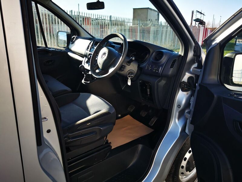 VAUXHALL VIVARO